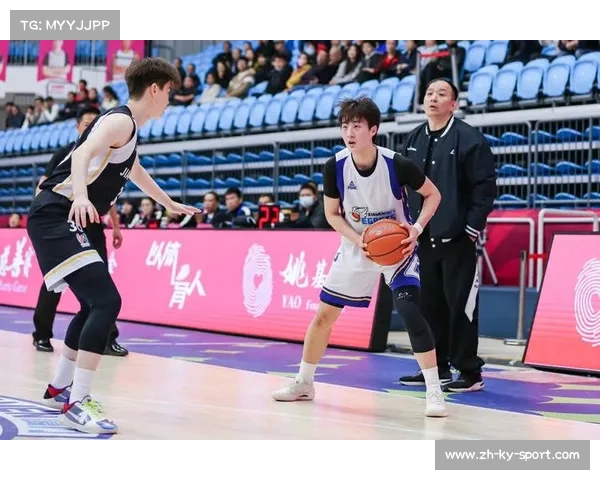 罗欣棫奋力扑抢倒地瞬间引爆全场观众高呼防守精神展现绝佳战术执行